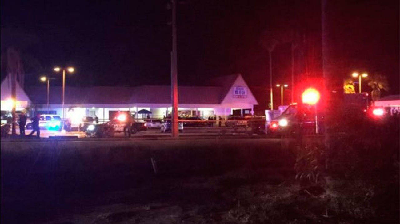 Dos muertos y 15 heridos en un tiroteo en un bar en Florida