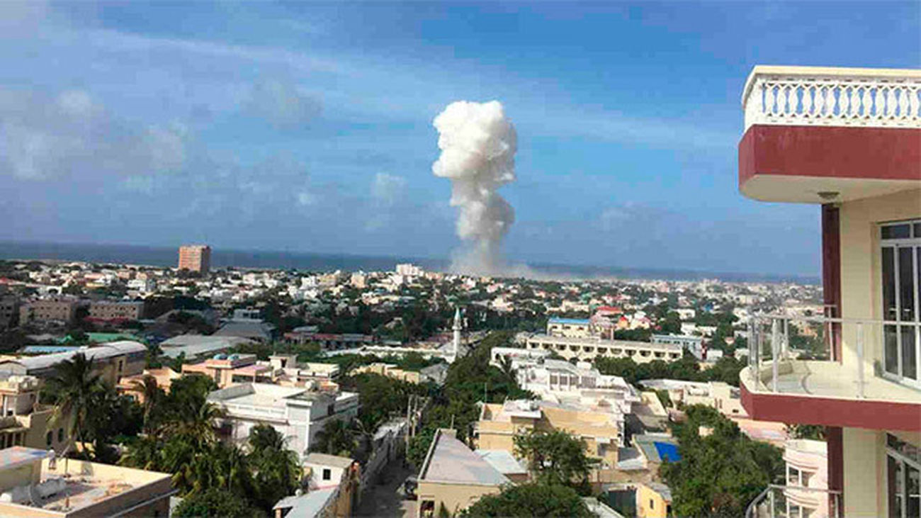 Imagen de la explosión de un coche bomba cerca del aeropuerto de Mogadiscio (Somalia)
