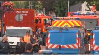 Dos miembros de Estado Islámico degollan a un cura en Francia y lo graban en video