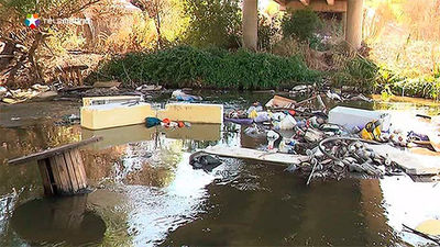 Denuncian el estado lamentable del cauce del río Guadarrama en Móstoles
