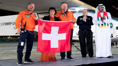 El avión Solar Impulse II logra su pionera hazaña de dar la vuelta al mundo