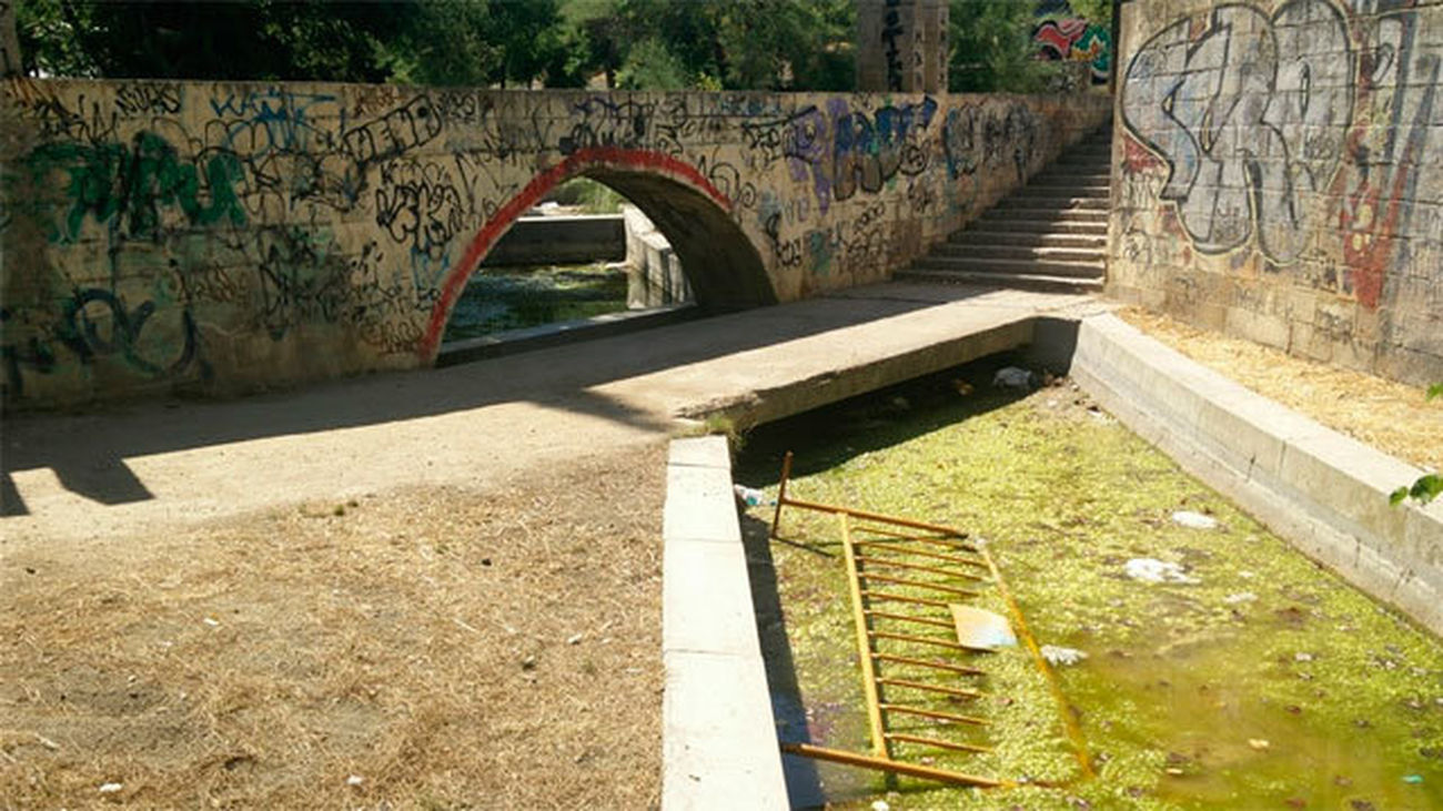 Suciedad en el parque del Pozo de las Nieves en Aranjuez