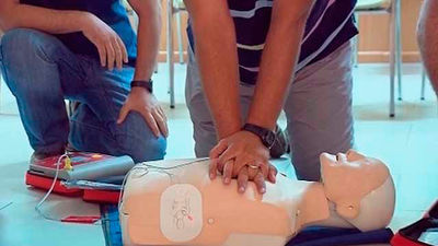 Tres paradas de taxis del aeropuerto Madrid-Barajas contarán con desfibriladores