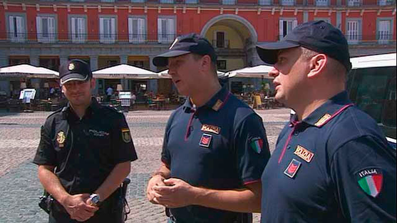 Agentes italianos patrullan en verano junto a la Policía en Centro