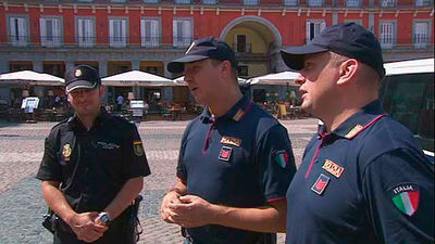 Agentes italianos patrullan en verano junto a la Policía en Centro