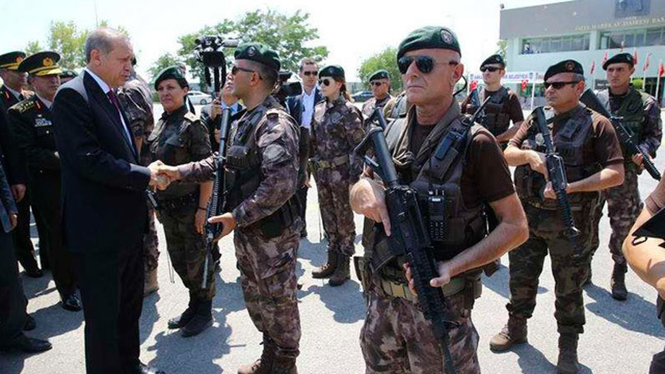 El presidente turco, Recep Tayyip Erdogan, saluda a los militares durante su visita a la sede de las fuerzas especiales en Anka