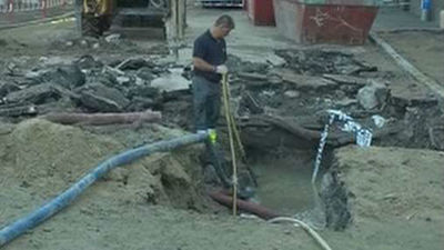 Cortados los carriles laterales de Recoletos por la rotura de una tubería