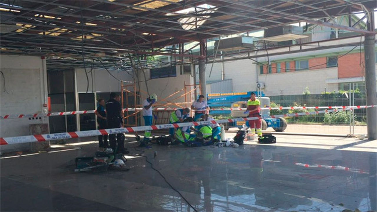 Muere un trabajador al caerse de cabeza  del tejado de una nave en un polígono de Leganés