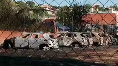 Arden 32 coches en un aparcamiento junto al aeropuerto