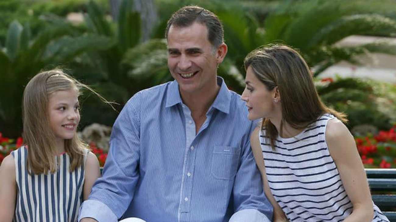 El Rey Felipe VI y la reina Letizia junto a la infanta Sofía