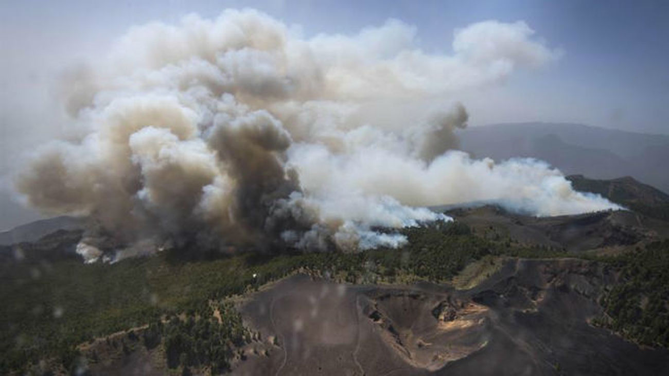 Tejerina marca como prioridad evitar que el fuego se extienda al sur de La Palma