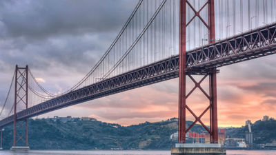 El puente lisboeta 25 de Abril cumple 50 años como testigo de la historia