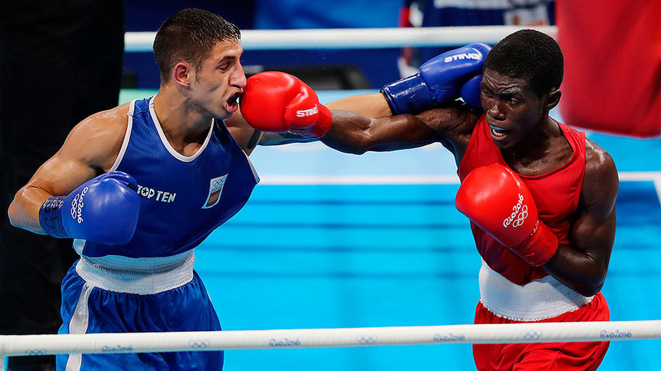 El boxeador español Samuel Carmona en acción ante el colombiano Yuberjen Martínez, en los juegos de Río 2016