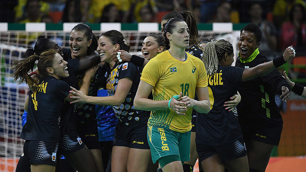 La selección femenina de balonmano celebra la victoria ante Brasil en los Juegos de Río 2016