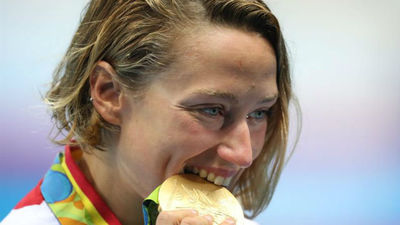 Mireia logra el primer oro para España tras imponerse en los 200 mariposa