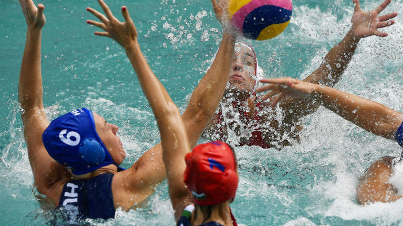 España gana a Hungría 11-10