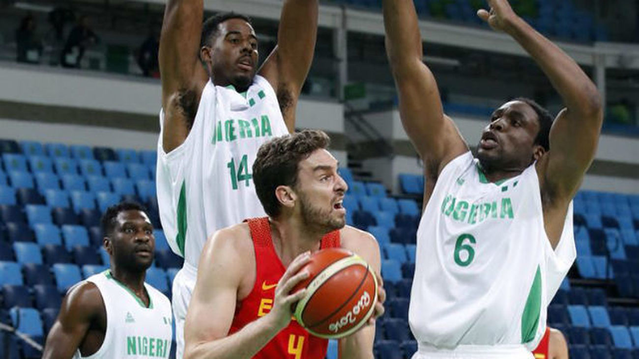 Pau Gasol de España ante Alade Aminu y Ikechukwu Diogu de Nigeria