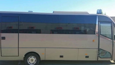 Detenido tras estrellar contra una valla un minibús robado en Chamartín