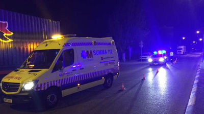 Muere un motorista al salirse de vía e impactar contra una señal y un tráiler, en Coslada