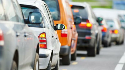 Algunas retenciones en el inicio del fin de semana con más tráfico del verano