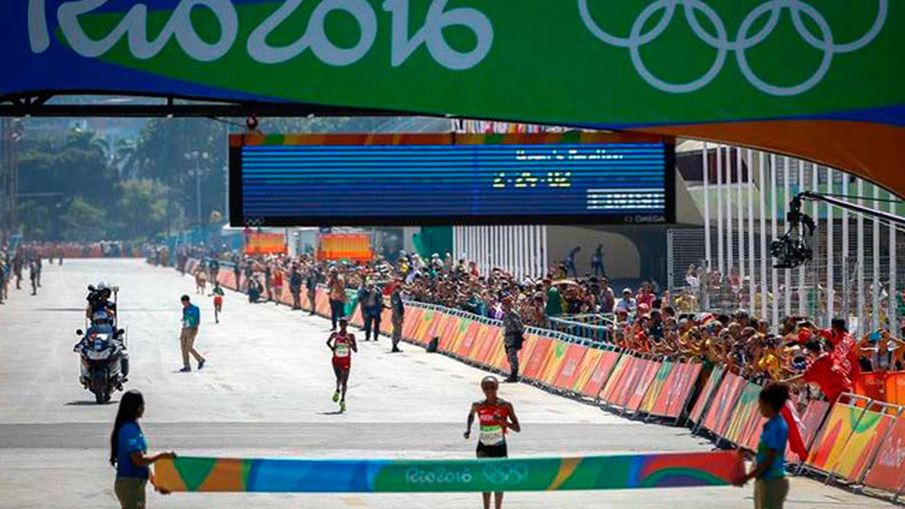 Sumsong da a Kenia el primer oro en un maratón olímpico femenino