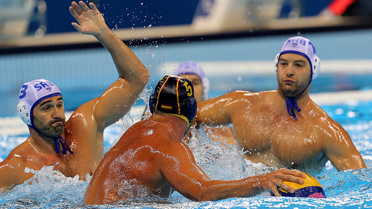 Guillermo Molina trata de superar a la defensa Serbia en los Juegos de Río 2016.