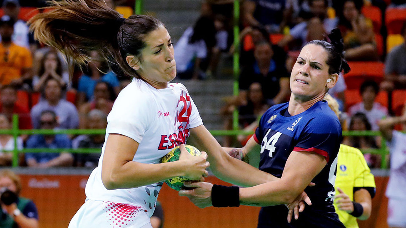 La jugadora española Lara González disputa la bola con Alexandra Lacrabere de Francia, durante su partido de cuartos de final d