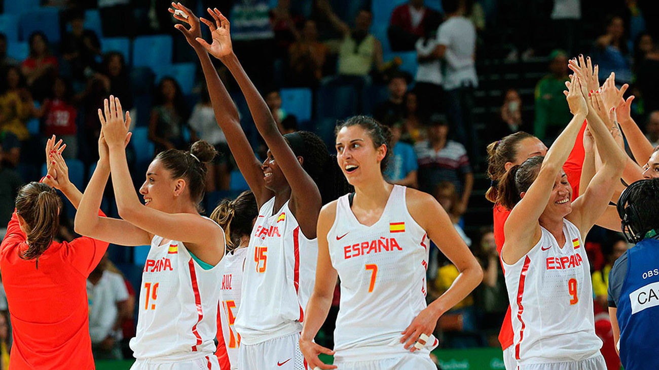 Las jugadoras de las selección española de baloncesto celebran la victoria ante Turquía en los Juegos Olímpicos Río 2016