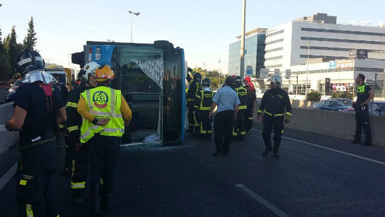 13 heridos leves al volcar un autobus en la avenida de Burgos