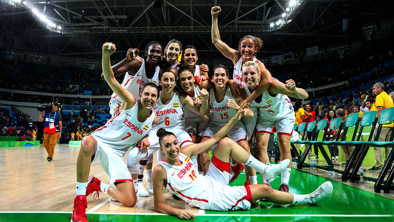 Las jugadoras del equipo olímpico de baloncesto de España celebran su victoria ante Serbia en Río 2016