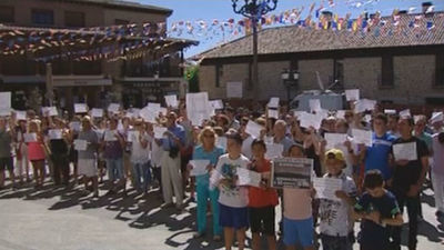 Cien comerciantes de Manzanares protestan por las restricciones en La Pedriza