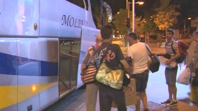 El padre Ángel lleva a 25 personas sin techo a un día de playa en Santander