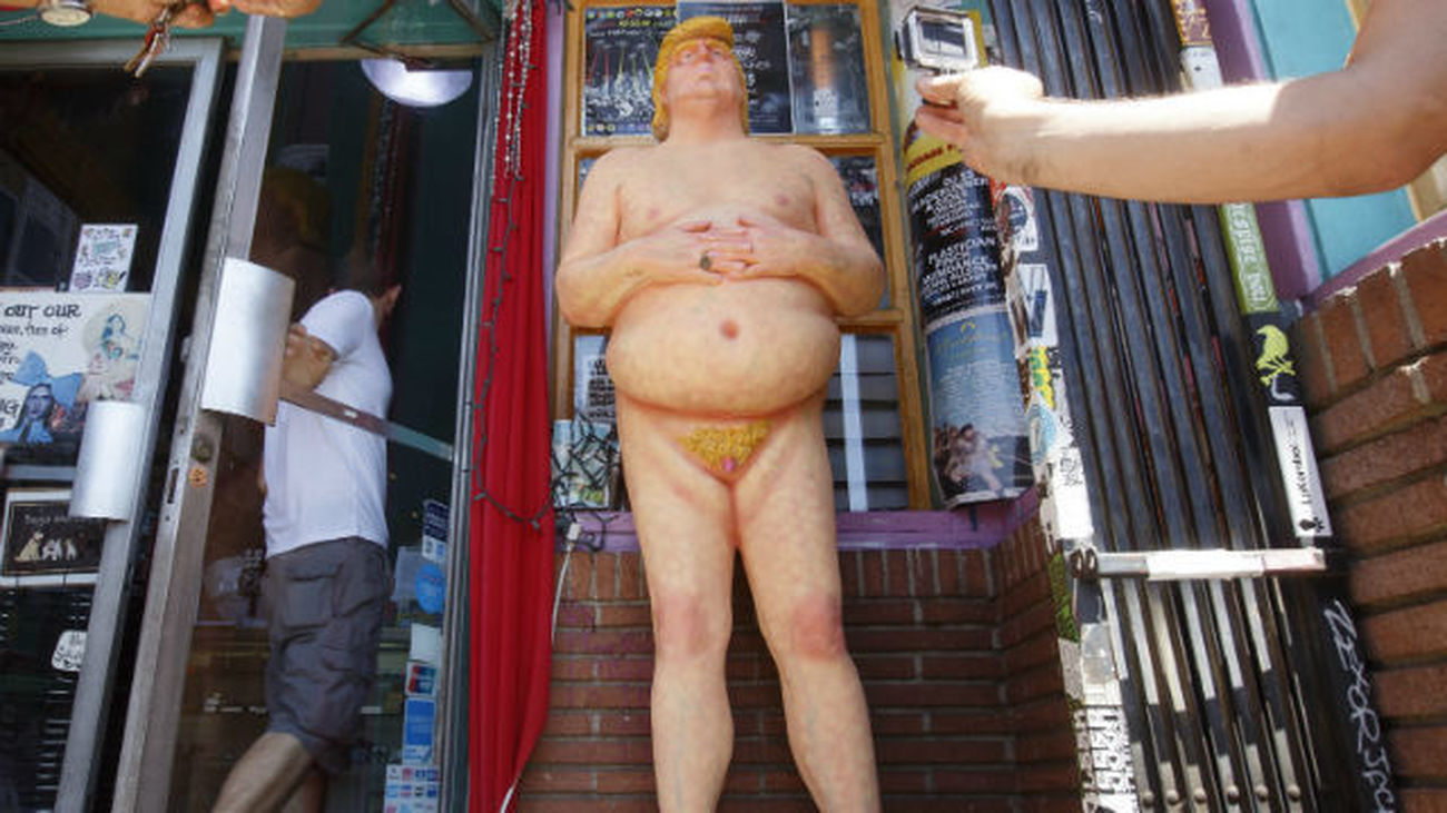 Retiran una estatua de Donald Trump desnudo del centro de Manhattan