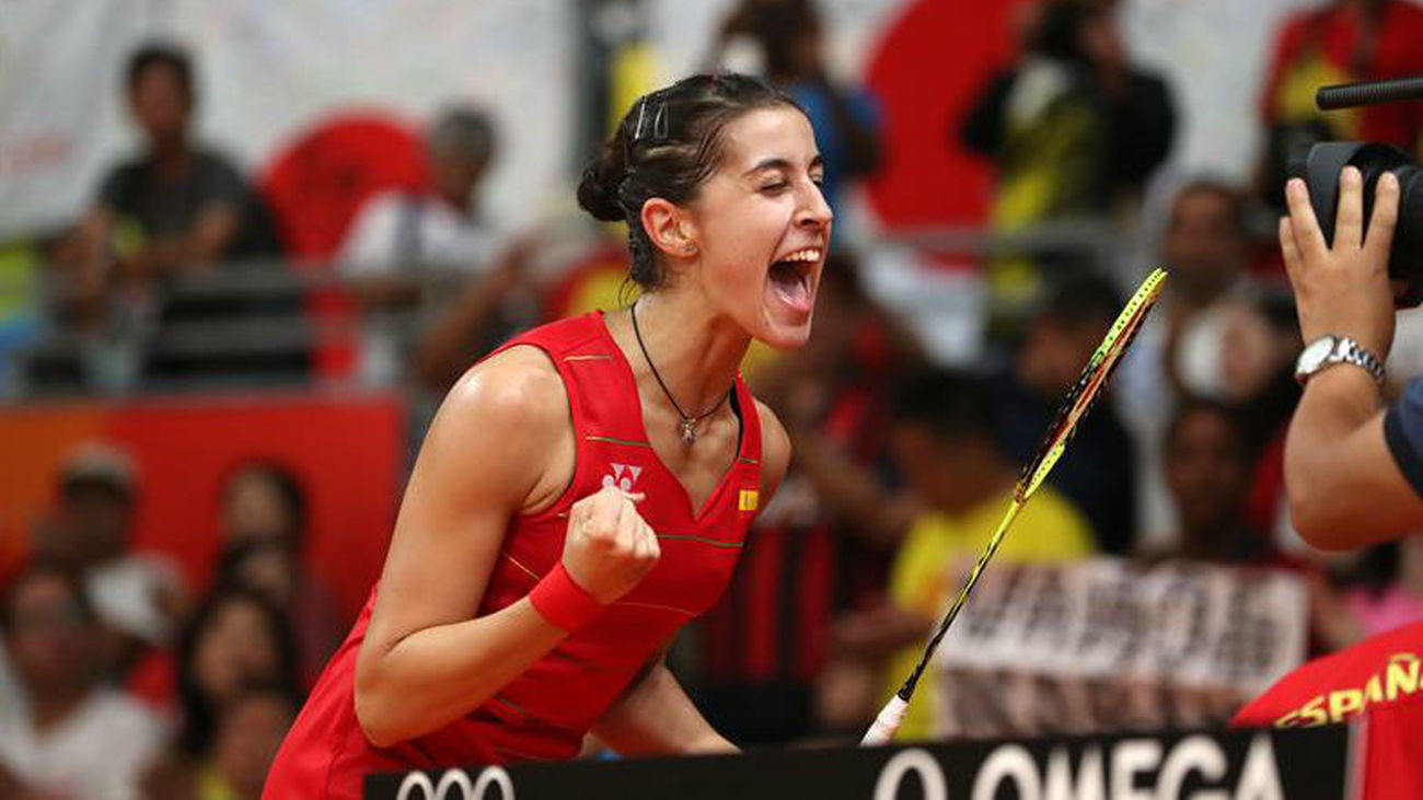 La española Carolina Marín celebra su victoria ante la china Li Xuerui
