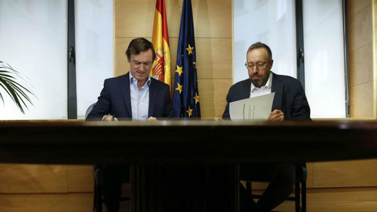 El PP y Ciudadanos firman el pacto anticorrupción para iniciar las negociaciones