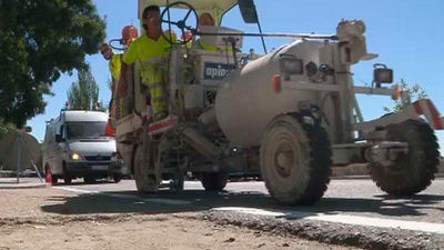 La Comunidad mejora las marcas viales en 30 carreteras de la región
