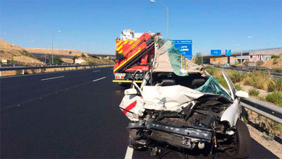 Dos heridos graves tras impactar un taxi contra una grúa en la M-45