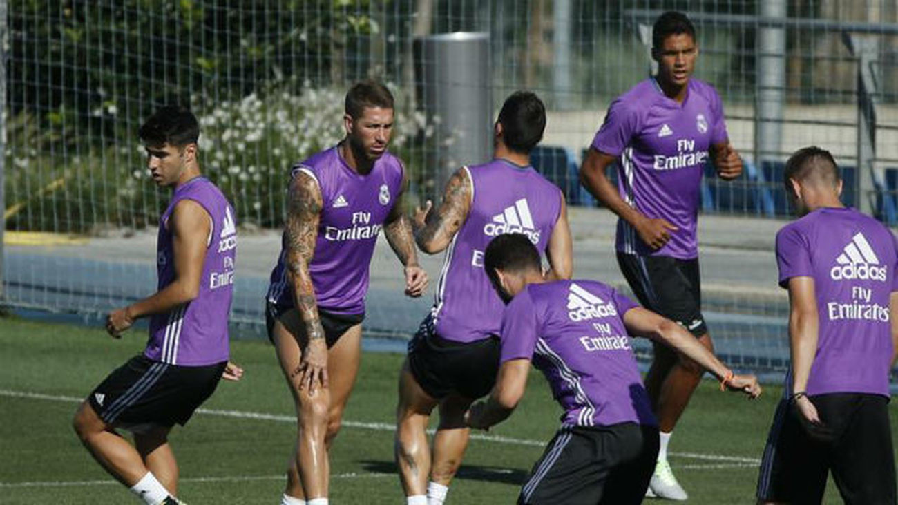 El defensa del Real Madrid, Sergio Ramos, durante el entrenamiento que el equipo realiza en la Ciudad Real Madrid