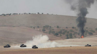 Tanques turcos cruzan la frontera siria para bombardear posiciones del Estado Islámico