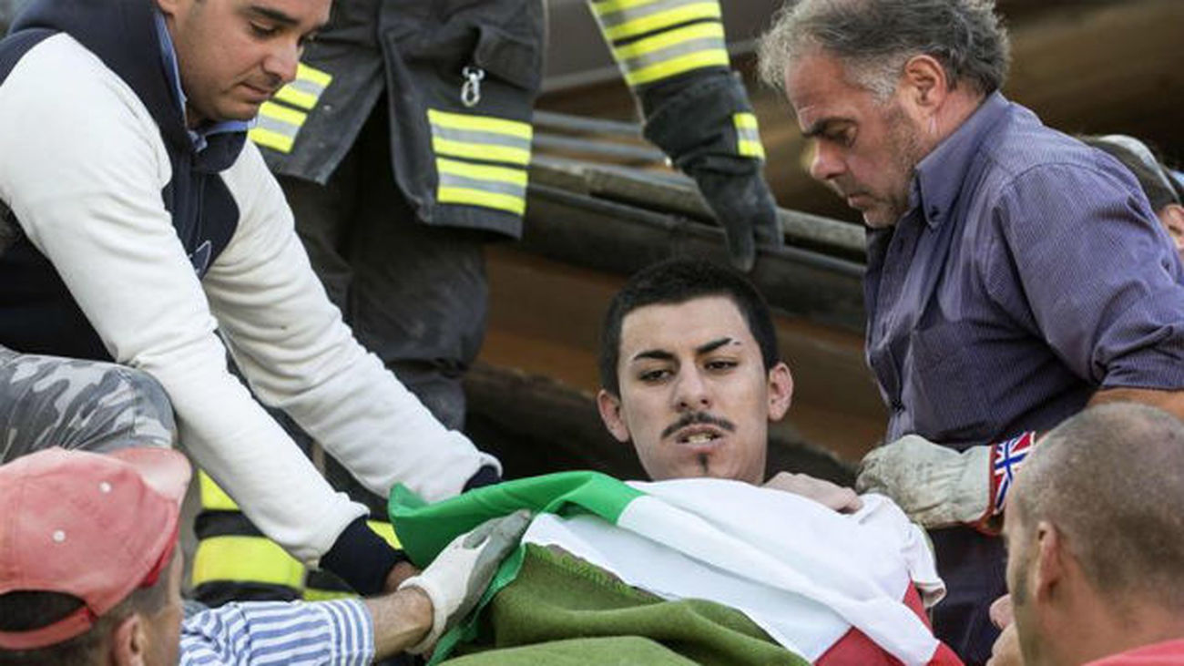 Renzi dice que al menos son 120 los muertos en el terremoto en el centro de Italia