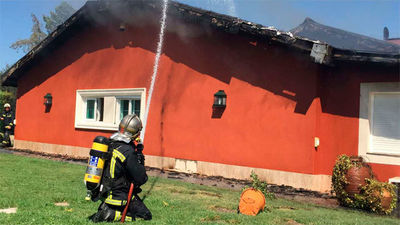 Un incendio calcina la cubierta de dos chalés en Villanueva de la Cañada