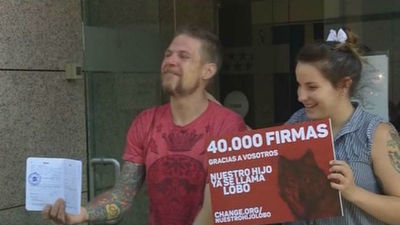 Los padres de Lobo recogen la inscripción de su hijo con ese nombre