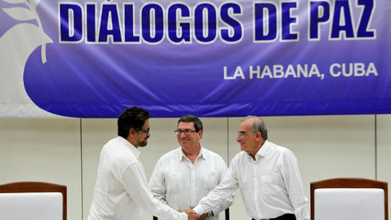 El segundo jefe de las FARC y líder de los delegados de la guerrilla, Luciano Marín, alias "Iván Márquez"; saluda al jefe de la