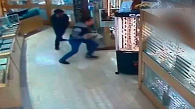 Roban 18.000 euros en oro de una joyería de Madrid con el "tirón de manta"