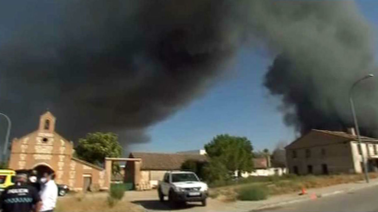 Aparatoso incendio de una planta de productos disolventes en Guadalajara