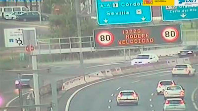 Tráfico 'avisará' a los infractores por velocidad en los paneles de carretera