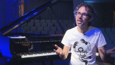 El pianista James Rhodes se ofreció a pagar el alquiler de Maricarmen y a comprar su piso