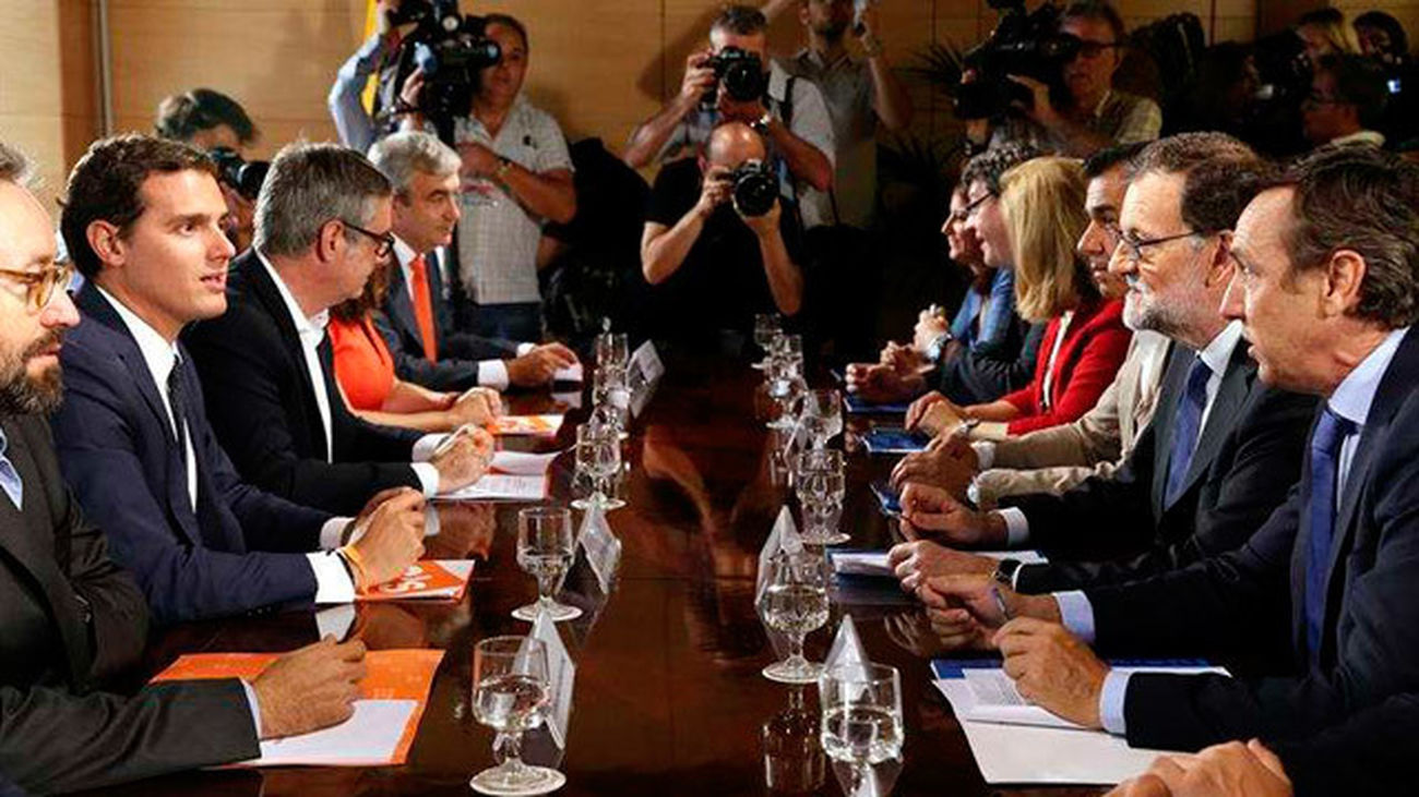 PP y Ciudadanos firman el pacto  con "150 compromisos para mejorar España"