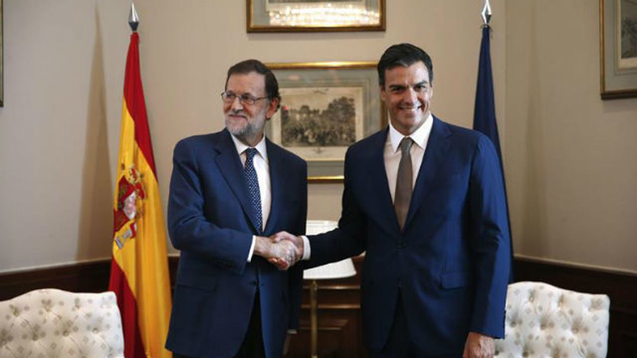 El presidente del PP y del Gobierno en funciones, Mariano Rajoy, y el secretario general del PSOE, Pedro Sánchez