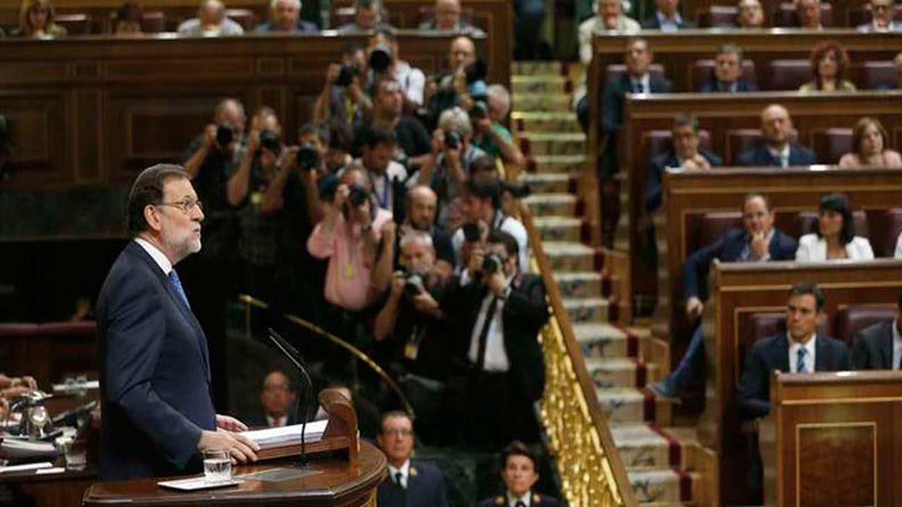 Rajoy: La alternativa a su gobierno moderado es un  "pacto de mil colores"